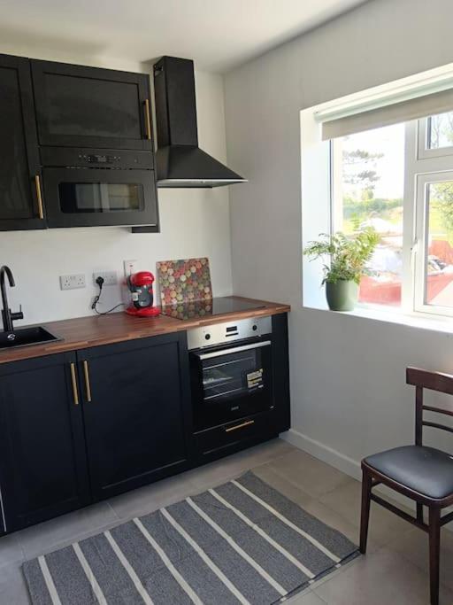 Апартаменты Dingle Escape -2 Bed -Sleeps 4 Экстерьер фото